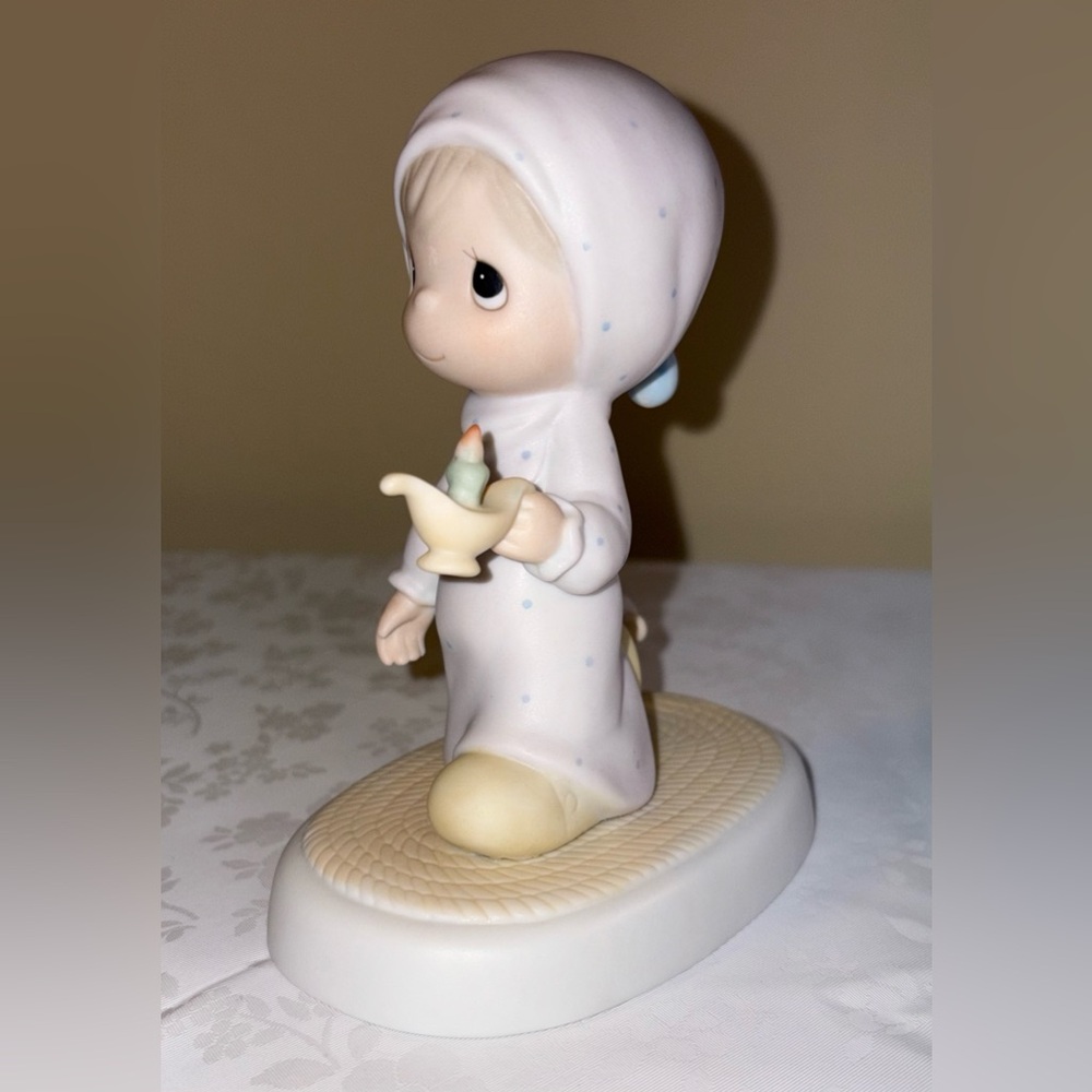 EUC Precious Moments 1983 E-0502 "JESUS IS THE LIGHT THAT SHINES" Figurine